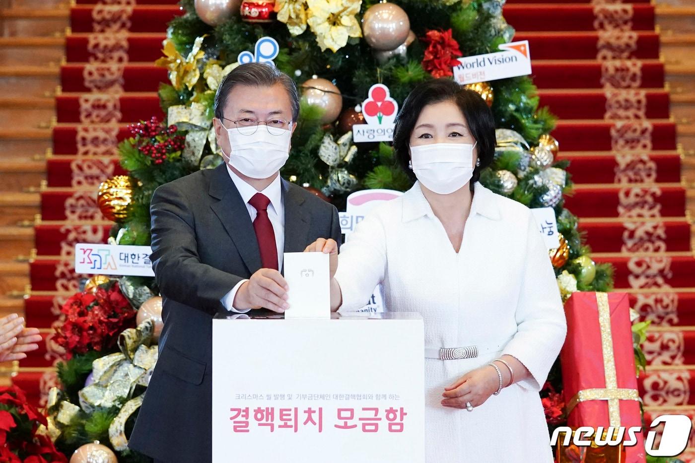 본문 이미지 - 문재인 대통령과 김정숙 여사가 지난해 12월4일 청와대 본관에서 열린 2020 기부 나눔단체 초청 행사에서 대한결핵협회에 성금을 기부하고 있다. 2020.12.4/뉴스1 ⓒ News1 박정호 기자