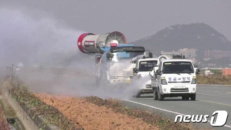 본문 이미지 - 2020년12월5일 영암군이 지역 내 철새도래지인 영암호 주요 도로 및 농로 등 주변 농가에 대해 집중방역 소독에 나섰다.(영암군 제공)2020.12.5/뉴스1 ⓒ News1