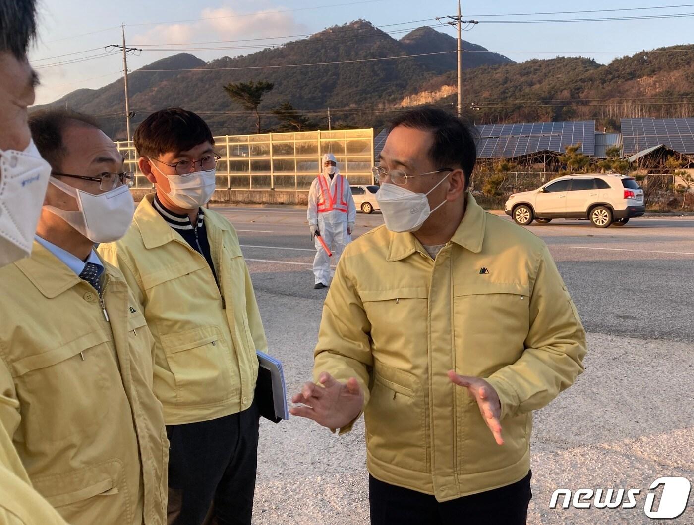본문 이미지 - 정읍시와 고창군 천변에서 발견된 야생조류 분변이 고병원성 조류 독감(AI)으로 확진됐다. 최훈 전북도 행정부지사는 조류 독감이 발생한 정읍을 찾아가 철저한 방역을 당부했다.(전북도 제공)2020.12.5/ⓒ 뉴스1