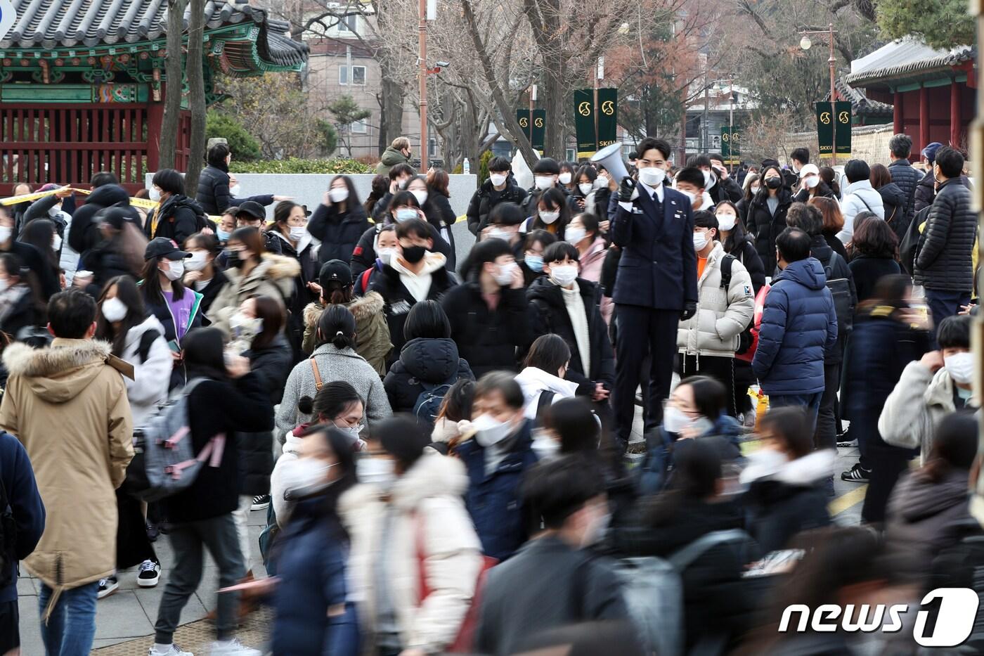 본문 이미지 - 서울 성균관대에서 5일 수험생과 가족들이 논술고사가 끝나고 고사장을 나서고 있다. 2020.12.5/뉴스1 ⓒ News1 황기선 기자