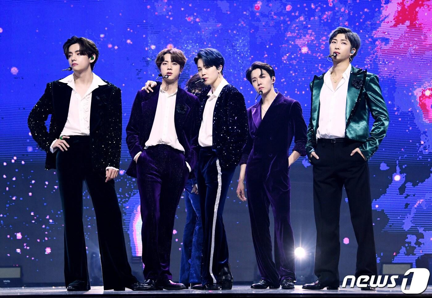 그룹 방탄소년단(BTS) 뷔(왼쪽부터), 진, 지민, 제이홉, RM이 5일 오후 7시에 열린 'MMA 2020'(멜론뮤직어워드 2020)에 참석해 화려한 공연을 선보이고 있다. (카카오 제공) 2020.12.5/뉴스1 ⓒ News1 권현진 기자