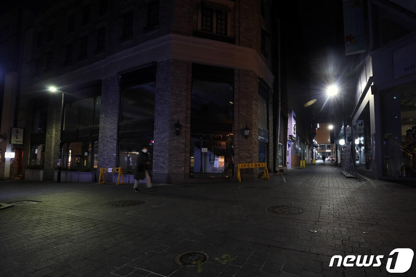 본문 이미지 - 지난해 12월5일 서울시가 신종 코로나바이러스 감염증(코로나19) 확산을 위해 강화된 방역조치를 시행하면서 명동거리가 한산한 모습이다./뉴스1 ⓒ News1 황기선 기자