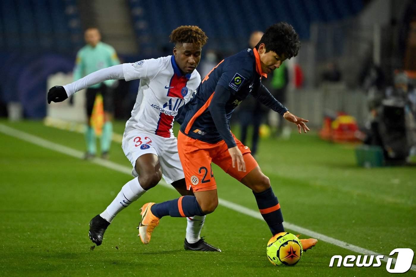 몽펠리에의 윤일록이 6일(한국시간) 프랑스 몽펠리에의 스타드 드 라 무송에서 열린 파리 생제르맹과의 2020-21 프랑스 리그1 13라운드에서 드리블을 하고 있다. ⓒ AFP=뉴스1