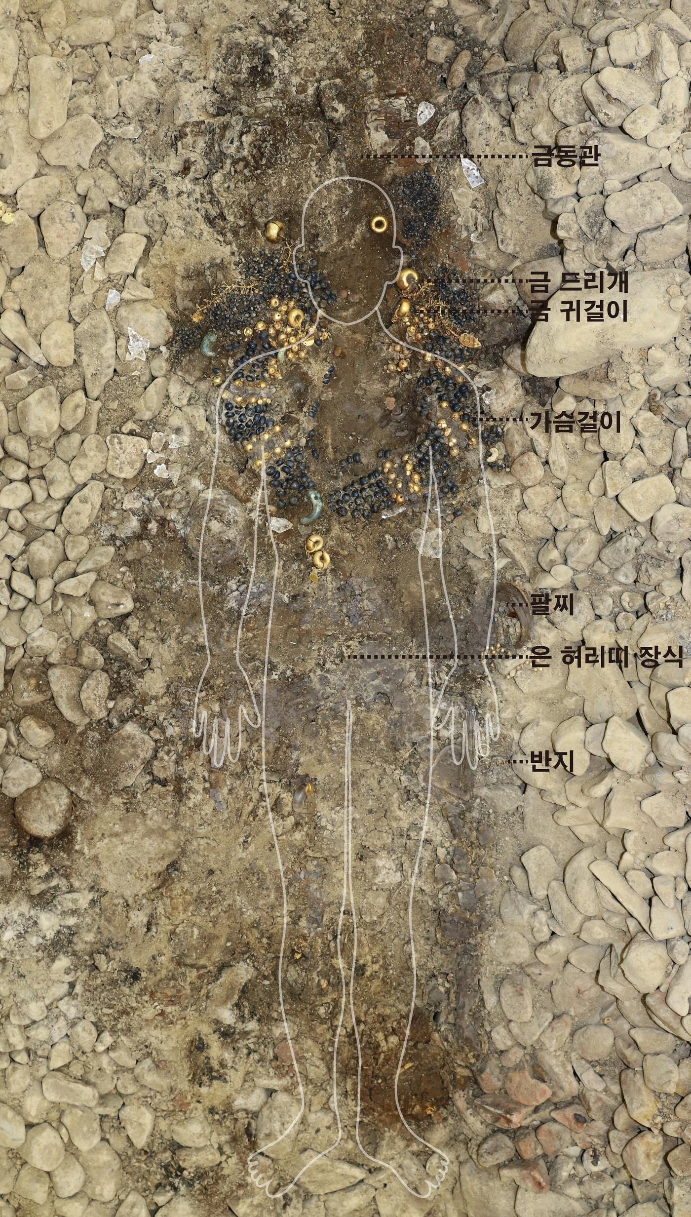 본문 이미지 - 경주 쪽샘지구 신라고분 44호 돌무지덧널무덤에서 발굴된 무덤 주인공 착장 장신구 세트 모습.(문화재청 제공)ⓒ 뉴스1
