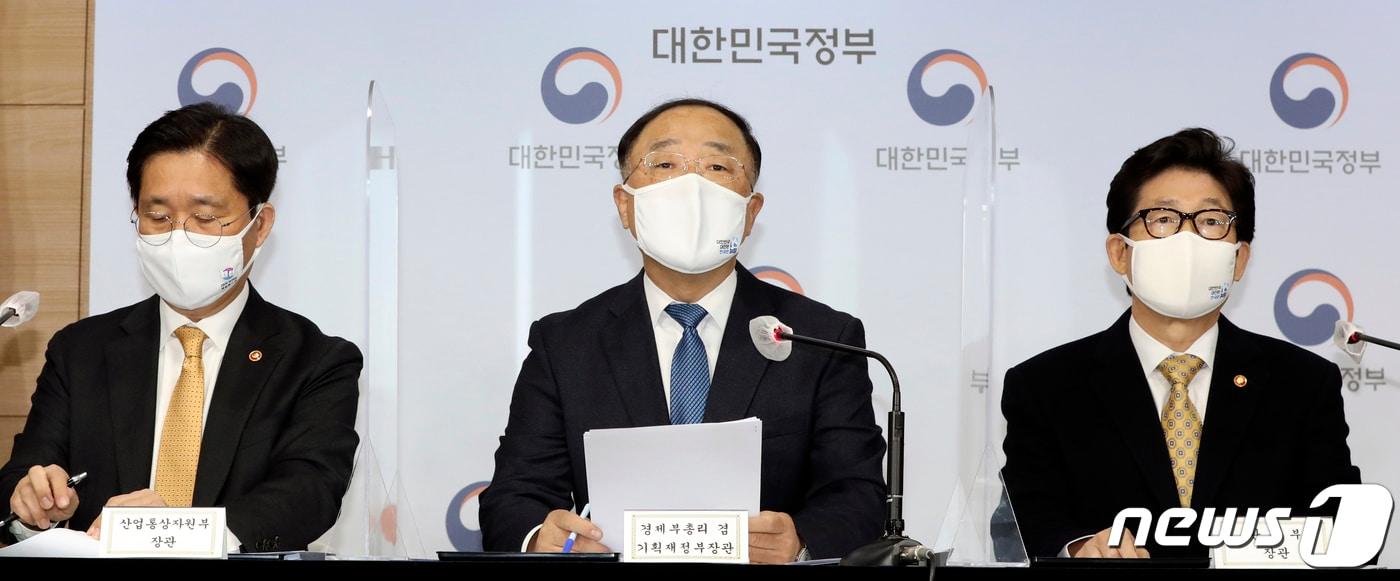 홍남기 경제부총리가 7일 오전 서울 세종로 정부서울청사 브리핑실에서 2050 탄소중립 추진전략 브리핑을 하고 있다. 왼쪽부터 성윤모 산업통상자원부 장관, 홍 경제부총리 겸 기획재정부 장관, 조명래 환경부 장관. 2020.12.7/뉴스1 ⓒ News1 김명섭 기자