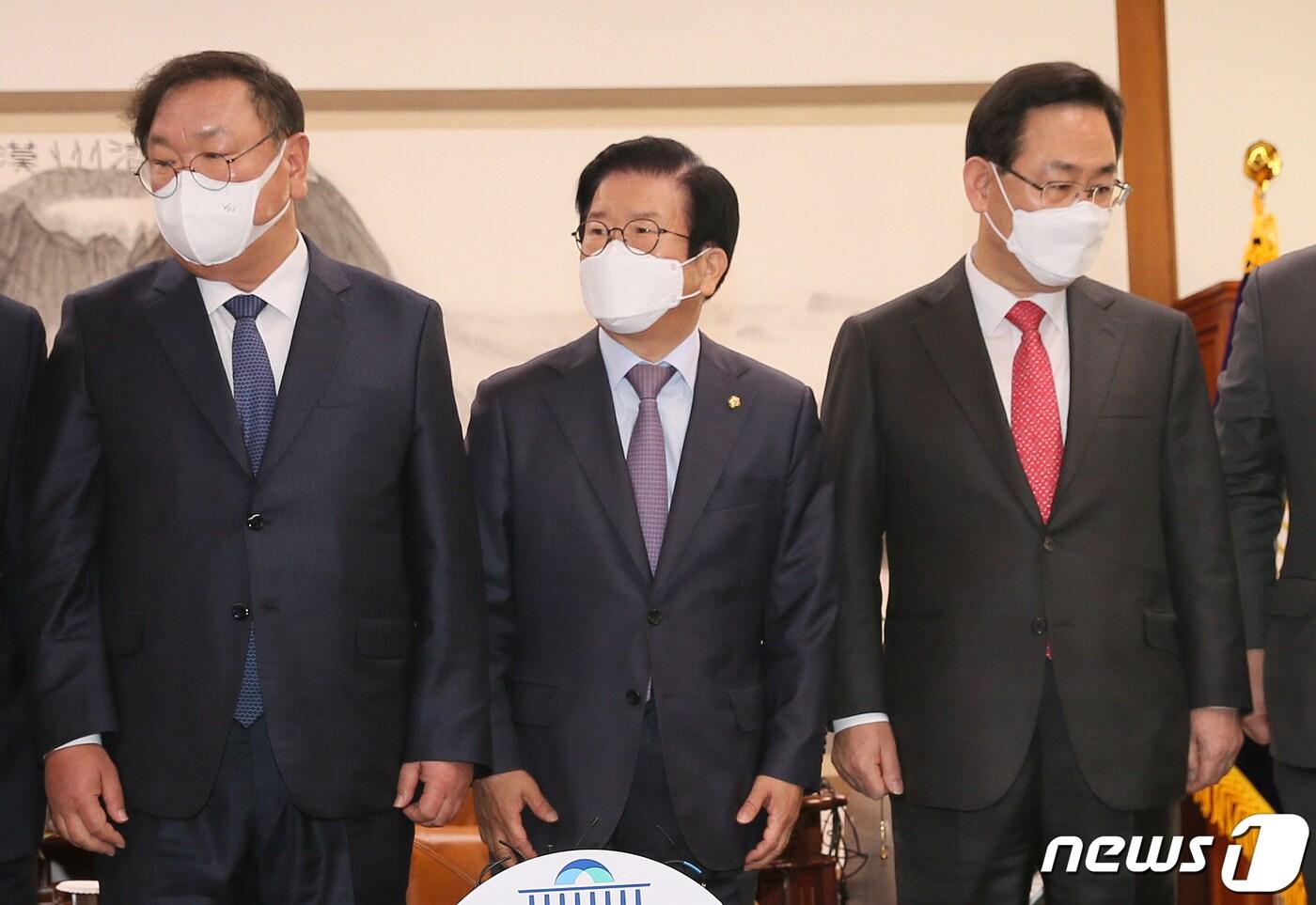 본문 이미지 - 박병석 국회의장과 김태년, 주호영 여야 원내대표가 7일 오전 서울 여의도 국회 의장실에서 열린 정례회동에서 기념촬영을 마치고 자리로 이동하고 있다. 2020.12.7/뉴스1 ⓒ News1 성동훈 기자