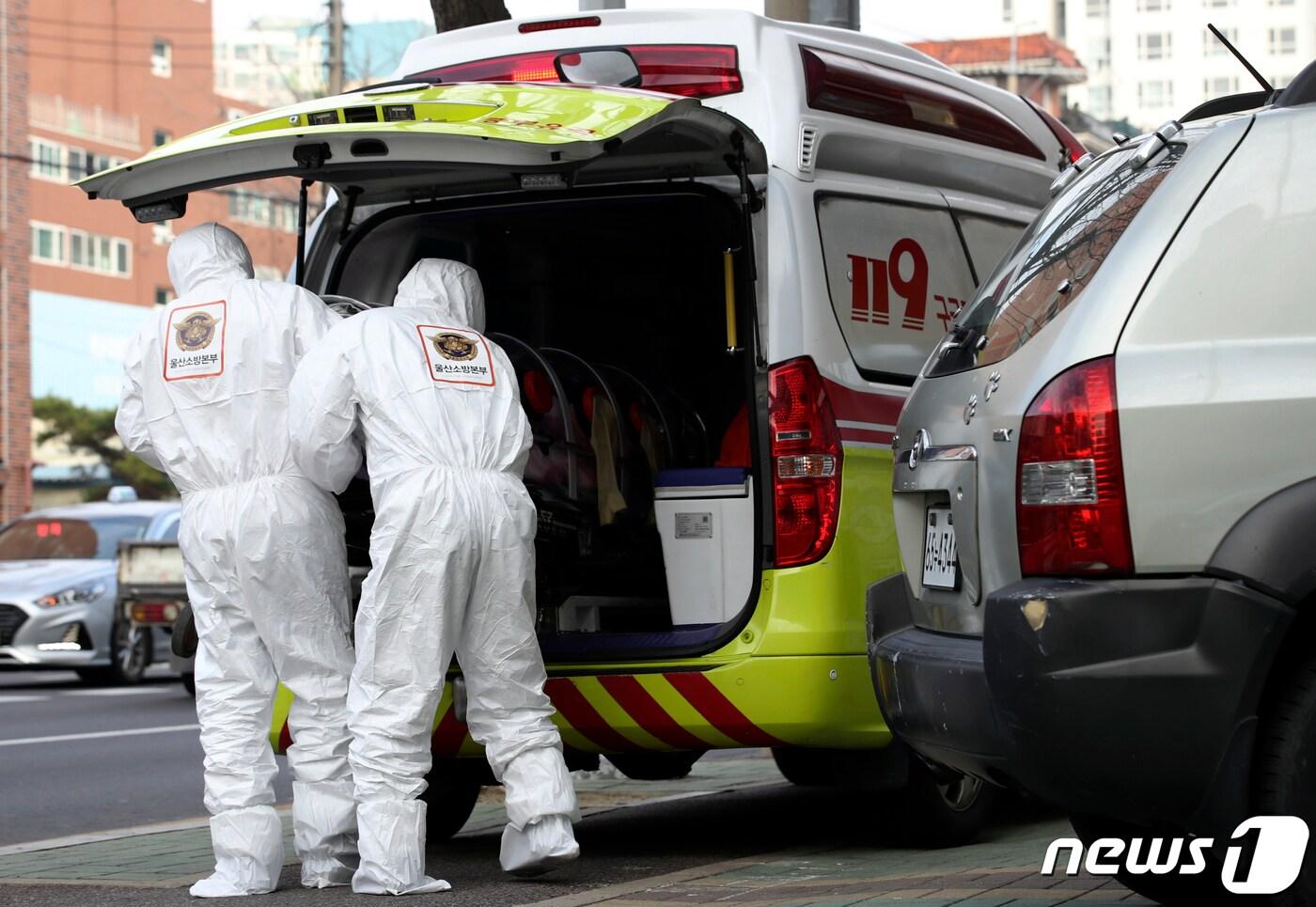 울산 남구 양지요양병원에서 신종 코로나바이러스 감염증(코로나19) 집단감염이 발생한 가운데 7일 해당 병원 앞에서 구급대원들이 확진자를 구급차로 옮기고 있다. 이날 53명의 확진자가 추가돼 이 요양병원 관련 확진자는 현재까지 모두 92명이다. 2020.12.7/뉴스1 ⓒ News1 윤일지 기자