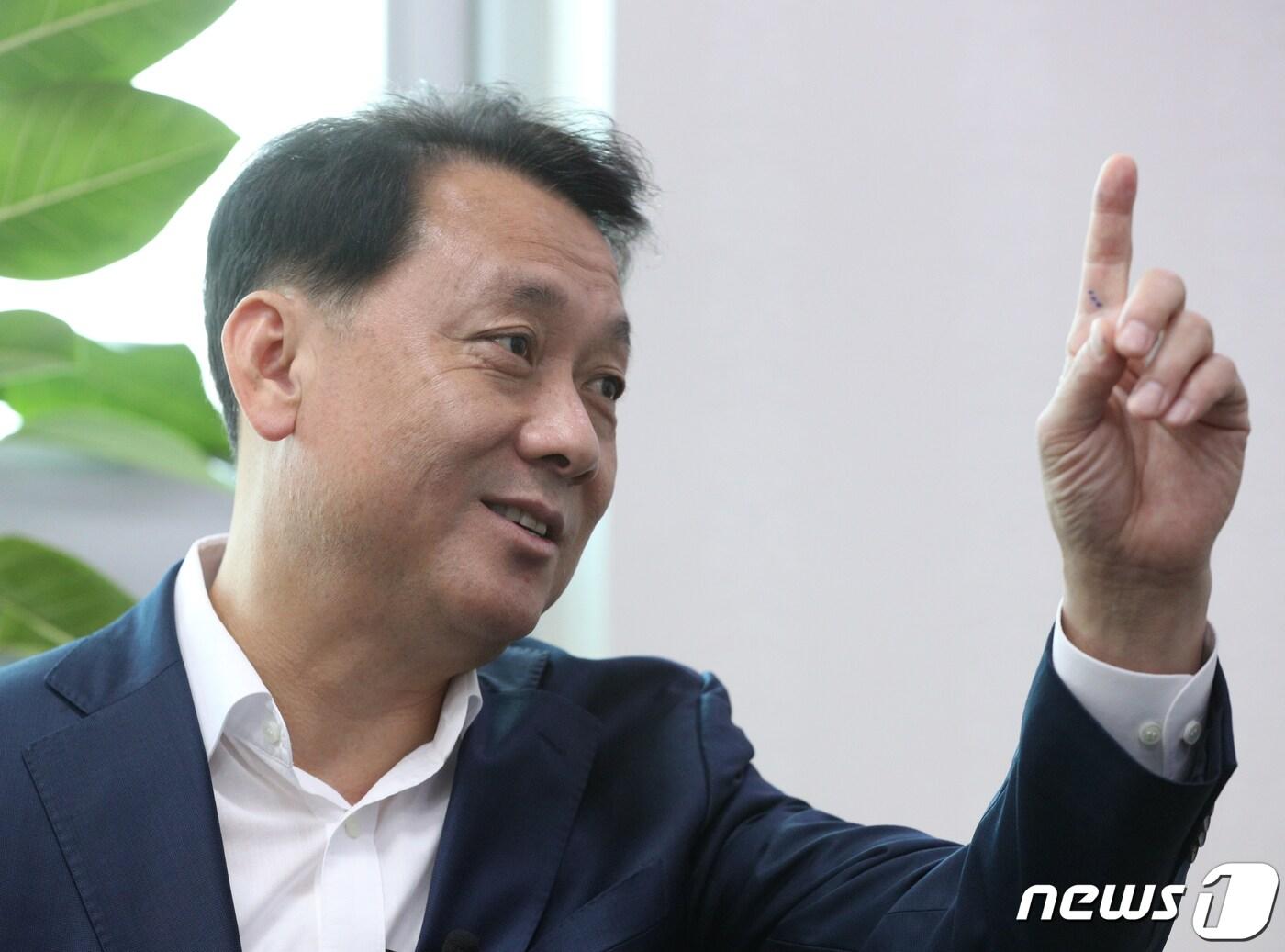 본문 이미지 - 이광재 더불어민주당 의원이 7일 서울 여의도 국회에서 뉴스1과 인터뷰를 하고 있다. 2020.12.7/뉴스1 ⓒ News1 신웅수 기자