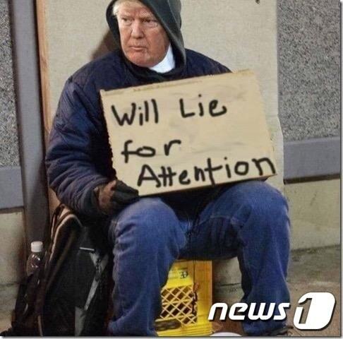 본문 이미지 - 트위터에 '배신자 트럼프'(#TraitorTrump)란 해시태그로 공유된 사진. '관심을 받기 위해 거짓말을 한다'고 쓰여있다. ⓒ 뉴스1