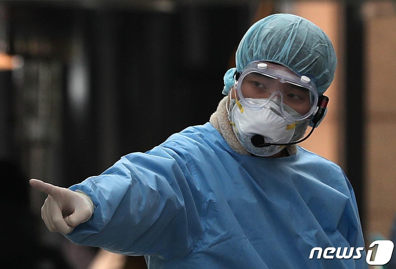 본문 이미지 - 신종코로나바이러스 감염증(코로나1) 신규확진자가 615명을 기록하면서 이틀째 600명을 넘어선 7일 서울 동작구보건소 선별진료소에서 한 의료진이 분주히 업무를 보고 있다. 2020.12.7/뉴스1 ⓒ News1 이성철 기자