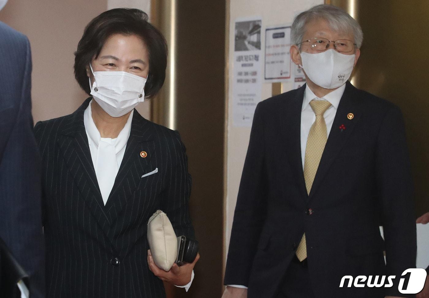 본문 이미지 - 추미애 법무부 장관(왼쪽)과 최기영 과학기술정보통신부 장관. 2020.12.8/뉴스1 ⓒ News1 송원영 기자