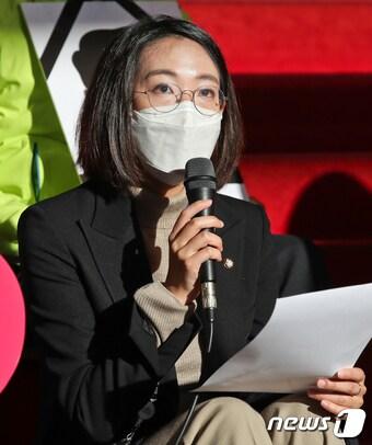본문 이미지 - 장혜영 정의당 의원이 8일 오전 서울 여의도 국회 로텐더홀 계단앞에서 열린 의원총회에서 발언하고 있다. 2020.12.8/뉴스1 ⓒ News1 성동훈 기자