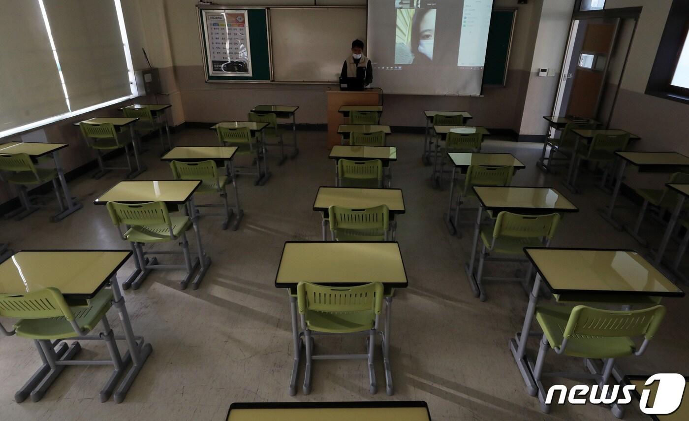 본문 이미지 - 서울 한 고등학교에서 쌍방향 화상수업이 진행되고 있다. (사진은 기사 내용과 무관함)/뉴스1 ⓒ News1