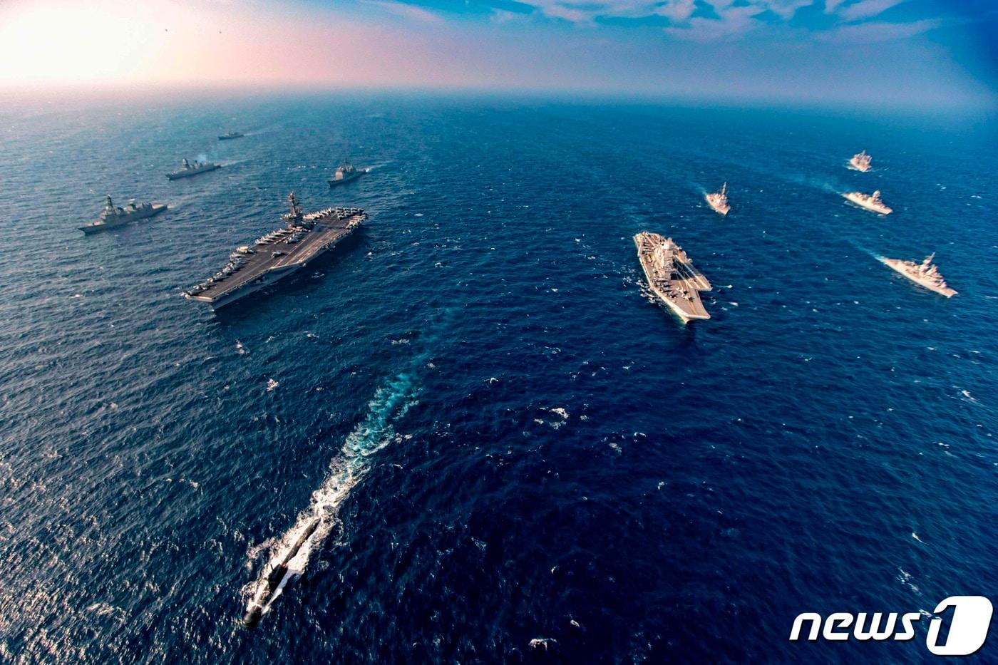 본문 이미지 - 지난달 인도양에서 열시된 미국·일본·인도·호주 등 4개국 해군 합동훈련 '말라바르'에 참가한 미 항공모함 등 각국 함선들 ⓒ AFP=뉴스1
