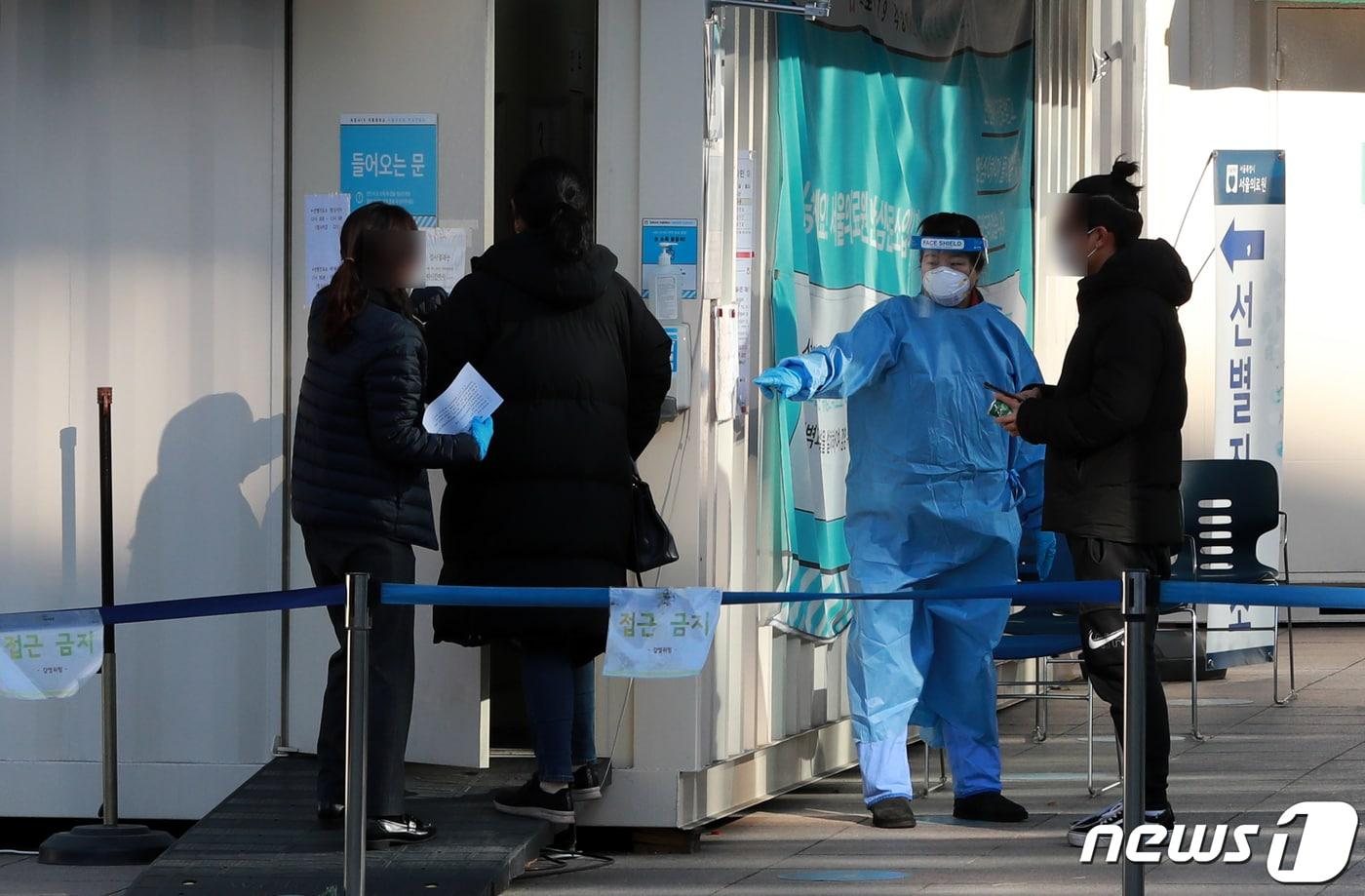 중랑구 서울의료원에 설치된 신종 코로나바이러스 감염증(코로나19) 선별진료소에서 의료진이 검사를 위해 방문한 시민들을 안내하고 있다. 2020.12.8/뉴스1 ⓒ News1 구윤성 기자