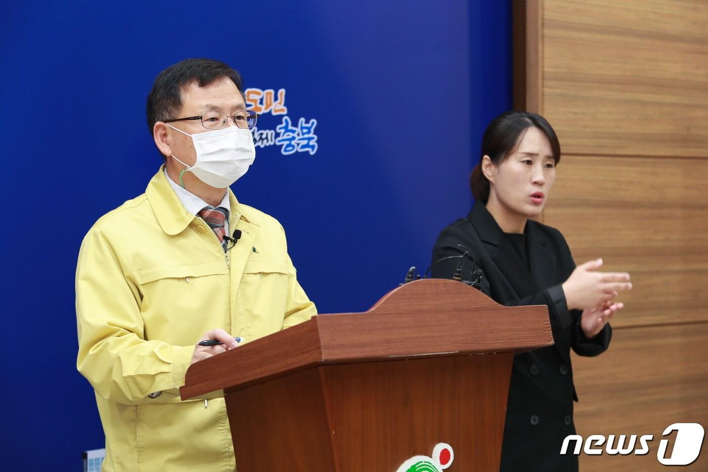 본문 이미지 - 8일 충북도 김성식 농정국장이 음성군 금왕읍 메추리 농장서 발생한 AI 현황에 대해 브리핑하고 있다.(충북도 제공)2020.12.8 /ⓒ 뉴스1