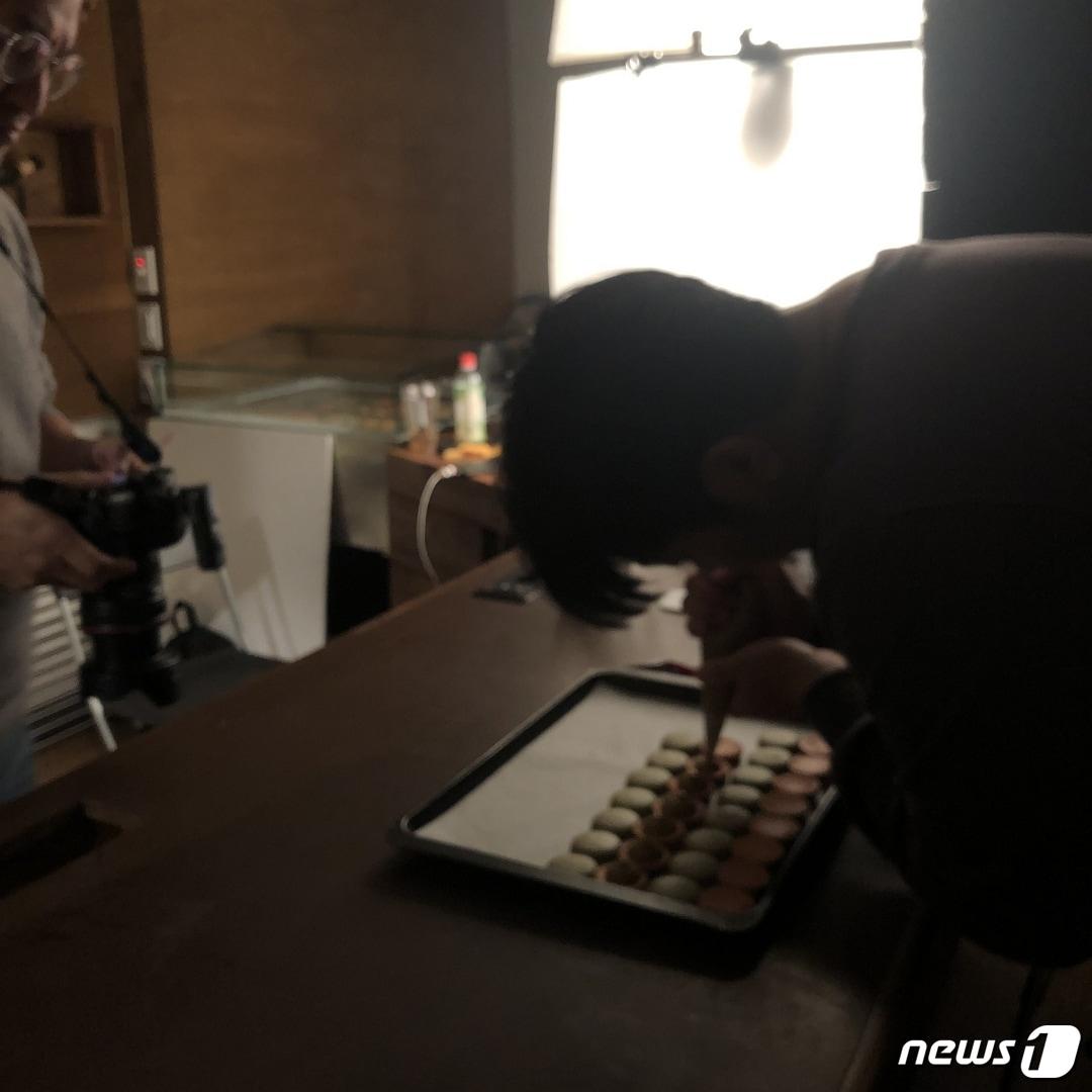 본문 이미지 - 미완성식탁 마카롱 제작과정 (제공 세미콜론)ⓒ 뉴스1