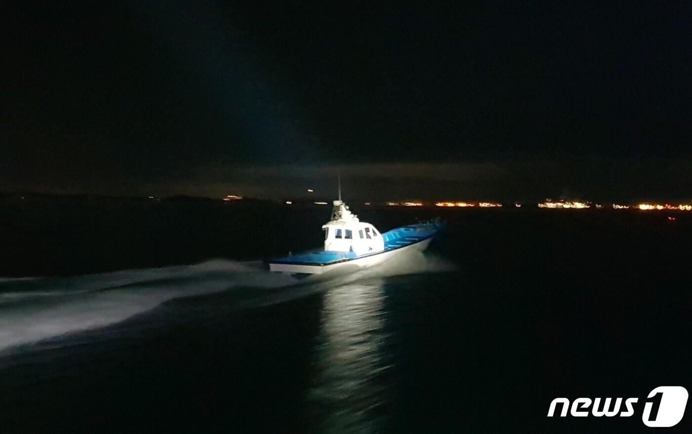 본문 이미지 - 충남 서천 해안가에서 불법조업을 하던 선박이 해경의 정선 명령을 무시하고 도주하고 있다.(보령시 제공)ⓒ 뉴스1