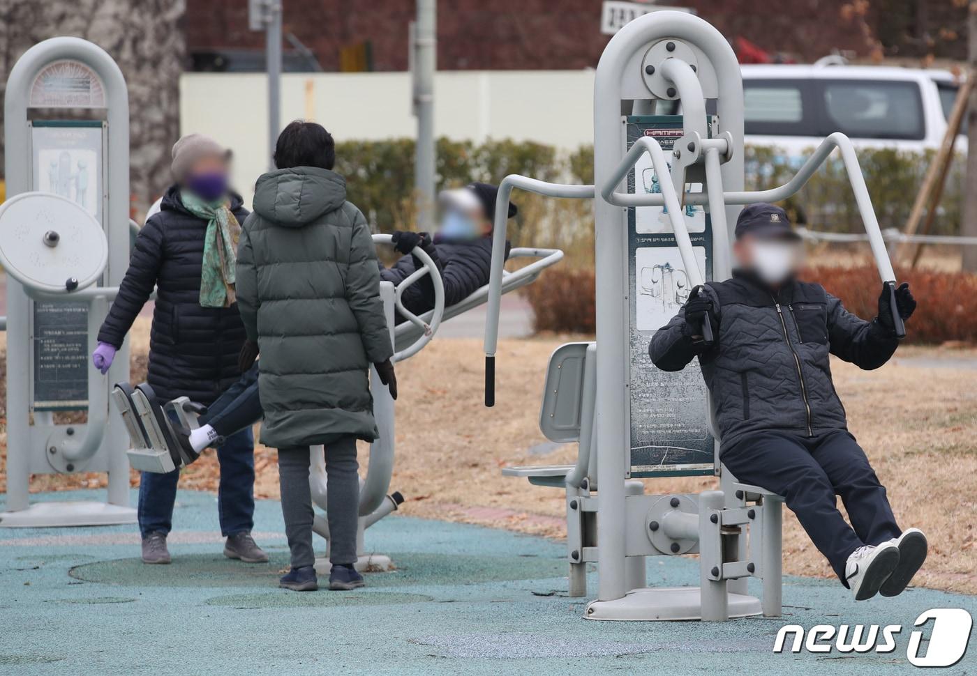 본문 이미지 - 9일 오후 서울 광진구 한강시민공원을 찾은 시민들이 야외체육시설에서 운동을 하고 있다 2020.12.9 ⓒ 뉴스1 송원영 기자