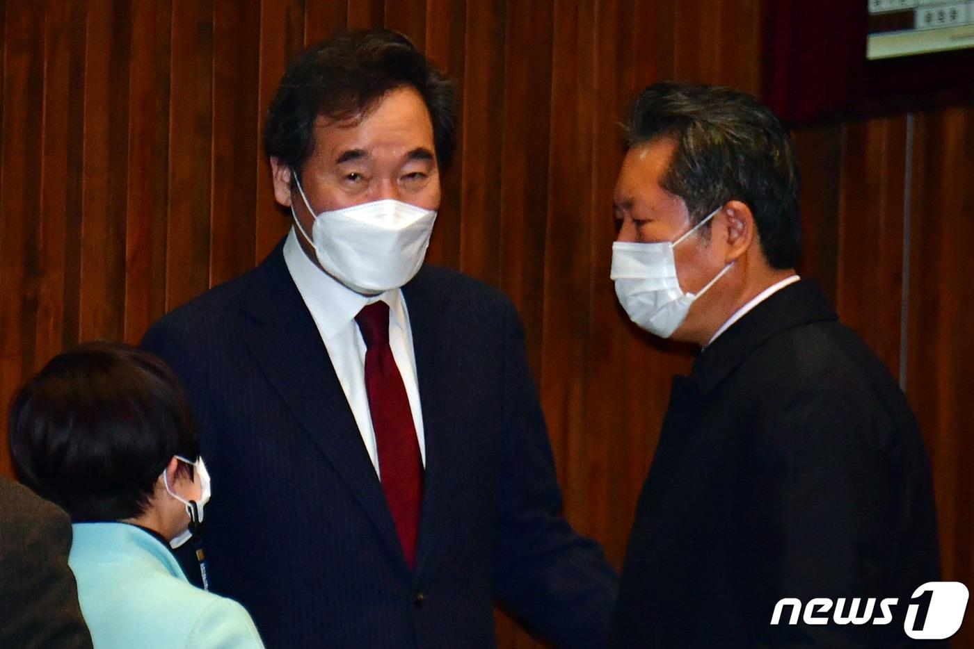 이낙연 새미래민주당 상임고문(왼쪽)과 정청래 더불어민주당 의원. 2020.12.9/뉴스1 ⓒ News1 성동훈 기자