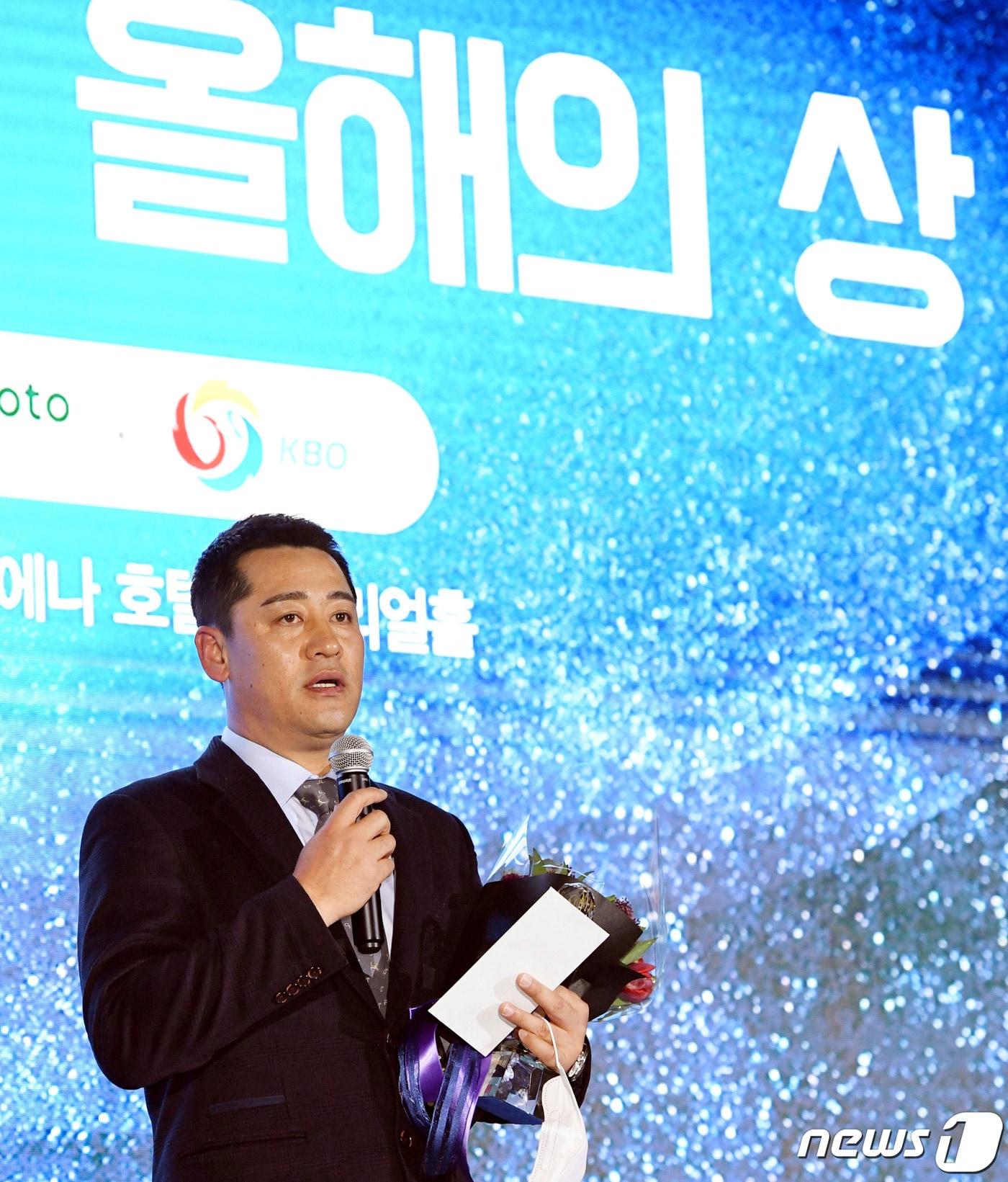 본문 이미지 - 김민재 코치가 9일 서울 강남구 엘리에나 호텔 임페리얼홀에서 진행된 '2020 프로야구 올해의 상' 시상식에 참석해 정운찬 KBO 총재로부터 '올해의 코치' 상 수상 소감을 말하고 있다. (스포츠서울 제공) 2020.12.9/뉴스1