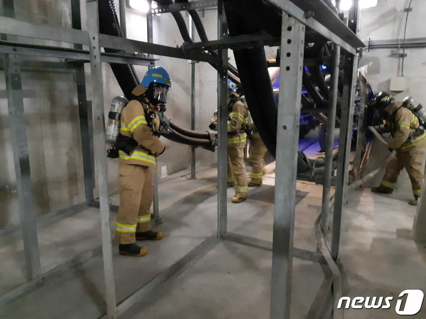 본문 이미지 - 9일 부산 사하소방서가 괴정동 지하구(통신·전력)에서 화재 진압 현지적응훈련을 실시하고 있다.(사하소방서 제공)ⓒ 뉴스1
