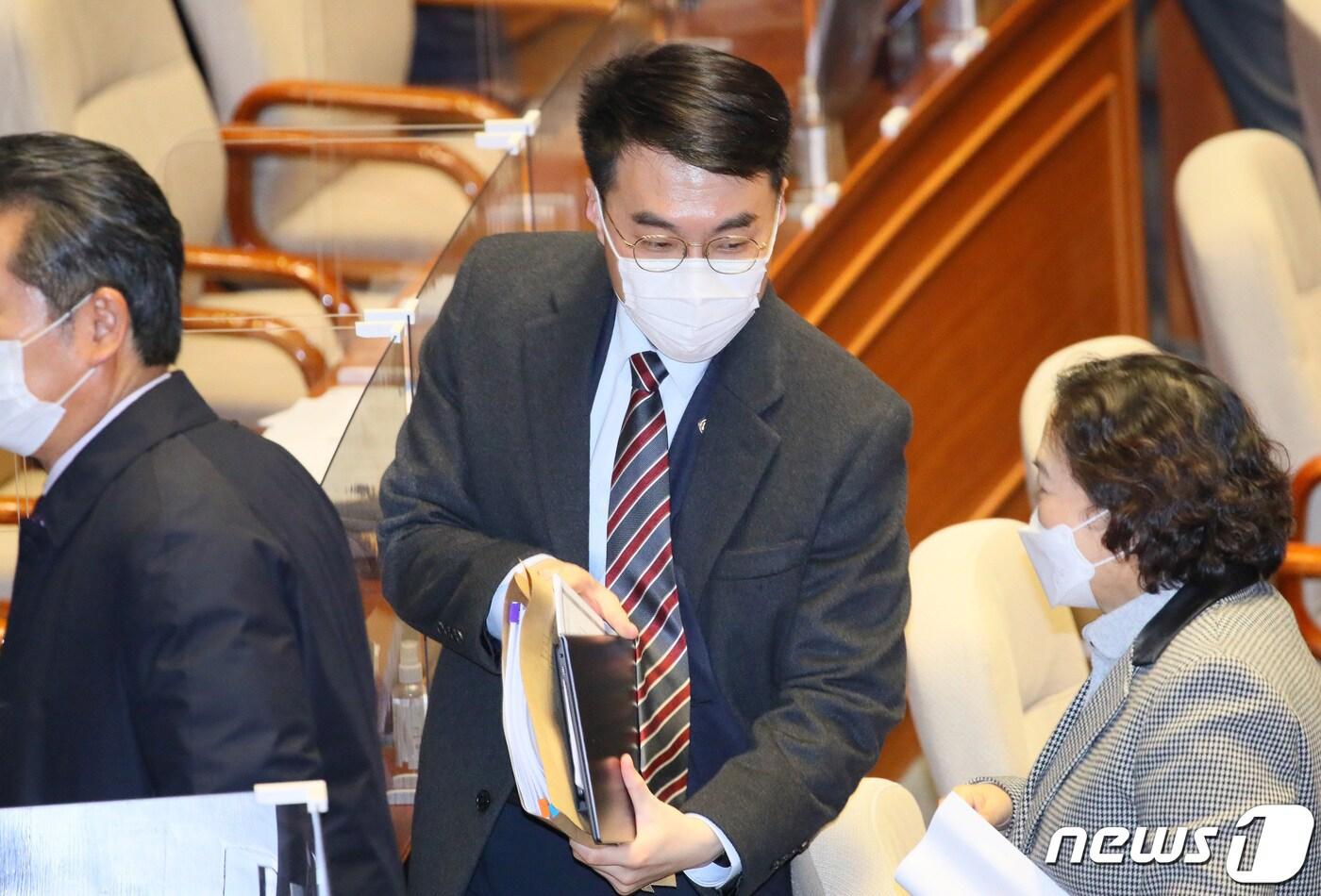 김남국 더불어민주당 의원이 9일 오후 서울 여의도 국회에서 열린 본회의가 정회된 후 회의장을 나서고 있다. 2020.12.9/뉴스1 ⓒ News1 신웅수 기자