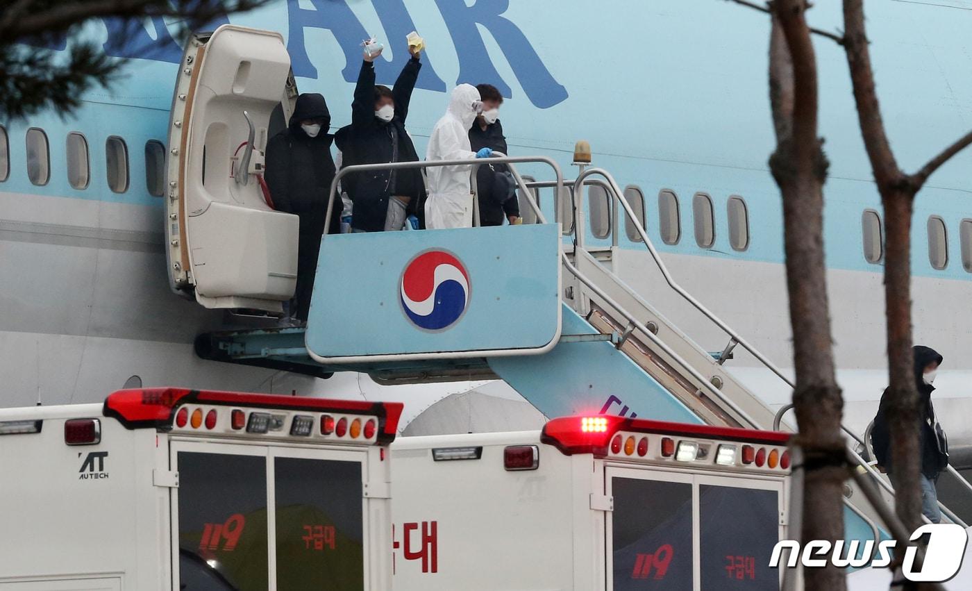 중국 후베이성 우한에 거주 중인 330여 명의 교민들을 태운 2차 전세기가 1일 오전 김포공항에 도착, 교민들이 전세기에서 내리고 있다. 2020.2.1/뉴스1 ⓒ News1 성동훈 기자