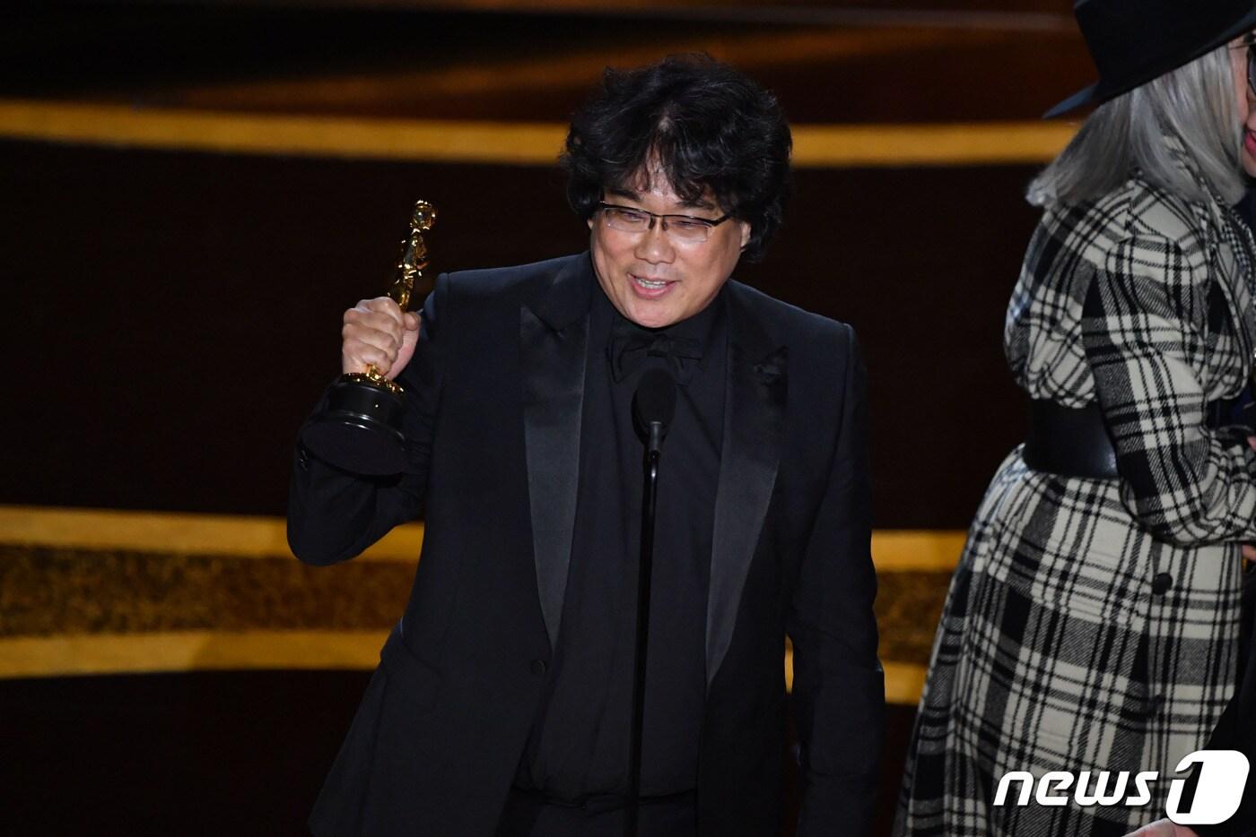 아카데미 각본상을 수상한 봉준호 감독 ⓒ AFP=뉴스1