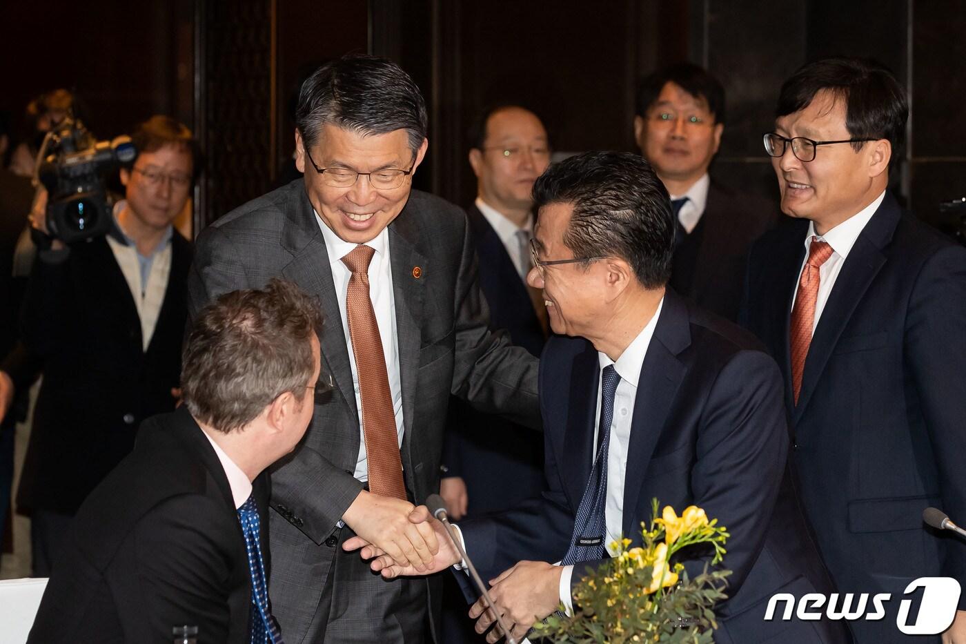 은성수 금융위원장이 10일 서울 여의도 콘래드서울에서 외국계 금융회사 대표들과 오찬 간담회에 앞서 인사하고 있다. (금융위원회 제공) 2020.2.10/뉴스1