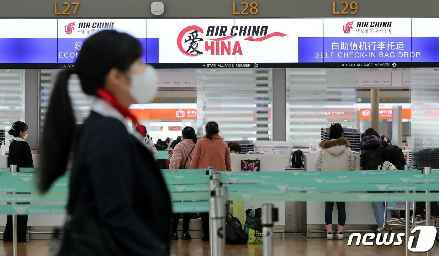 정부가 신종 코로나 바이러스가 많이 발생하는 중국 내 다른 위험지역에 대한 입국제한 조치도 상황에 따라 추가로 검토하고 있다고 밝혔다. 지난 10일 인천국제공항 출국장 중국항공사 카운터가 한산한 모습을 보이고 있다. 2020.2.10/뉴스1 ⓒ News1 박지혜 기자