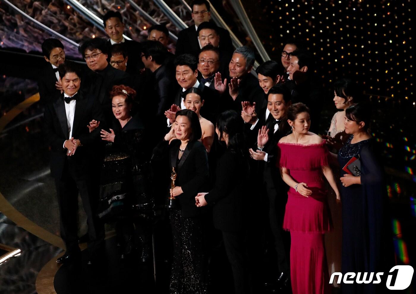  제92회 아카데미 시상식 무대에 오른 기생충 영화 관계자들 ⓒ 로이터=뉴스1