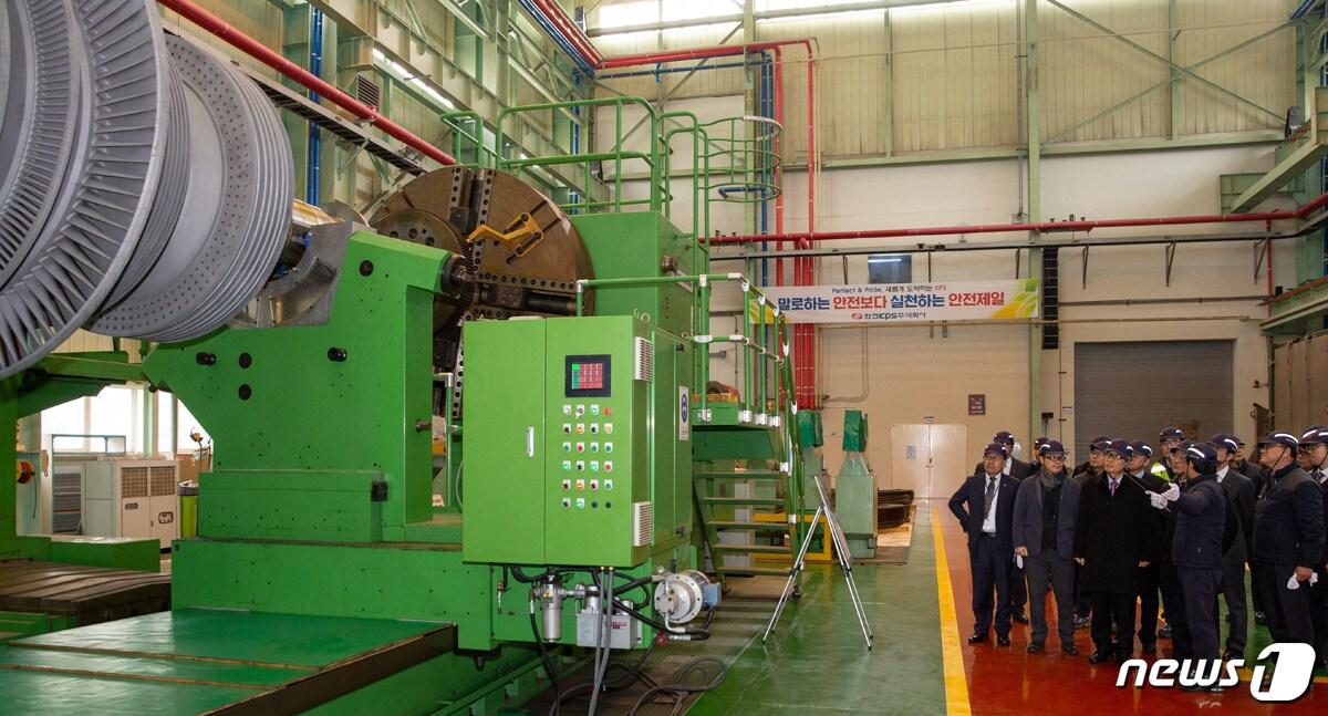 본문 이미지 - 한국서부발전 김병숙 사장이 서인천 한전 KPS 플랜트 서비스센터(가스터빈 재생정비 전문) 현장을 방문하고 있다.ⓒ 뉴스1