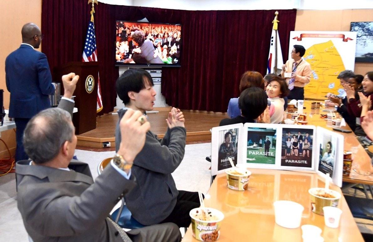 본문 이미지 - 해리 해리스 주한 미국대사가 10일 대사관 직원들과 '짜파구리'를 먹으며 봉준호 감독이 연출한 영화 '기생충'의 아카데미 영화제 수상을 축하했다. ⓒ 주한미국대사관  제공=뉴스1