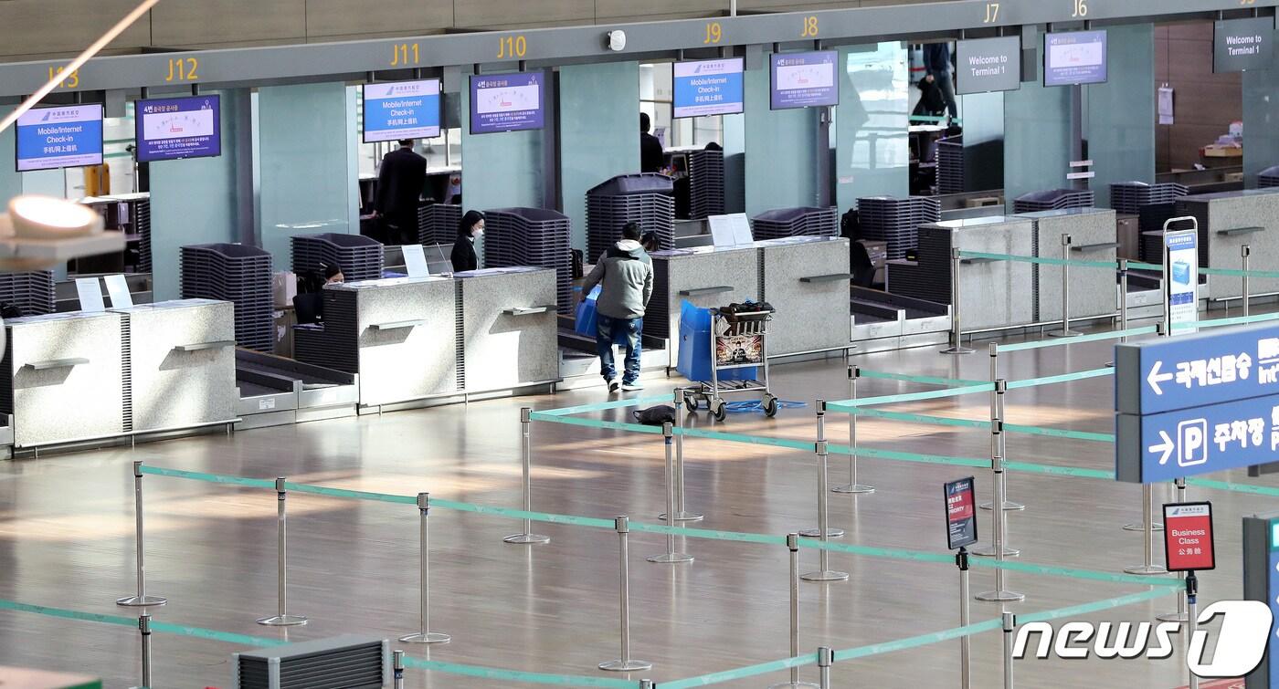본문 이미지 - 신종 코로나 확산으로  여행객이 급감하면서  인천국제공항에 입점한 외식업체들도 직격탄을 맞고 있다.  10일 오후 인천국제공항 1터미널이 한산한 모습이다.  이날  유통업계에 따르면 인천국제공항 입점 외식업체 150여 곳이 신종 코로나 사태로 매출과  고객 수가 크게 줄어든 것으로 나타났다. 2020.2.10/뉴스1 ⓒ News1 박지혜 기자