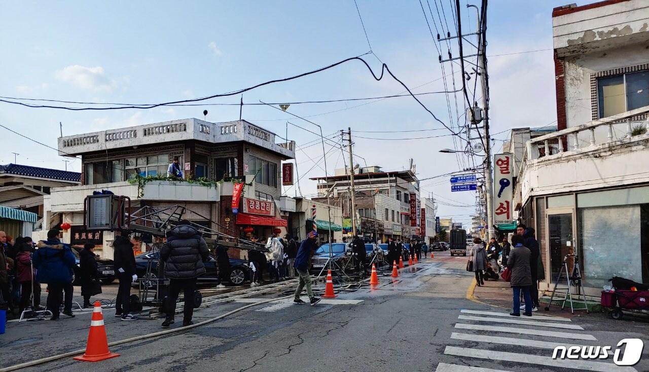 본문 이미지 - 청주대학교 연극영화학부가 '2020 레디고 청주액터스' 4기 수강생을 모집한다. 사진은 영화 '시동' 촬영 현장 모습.(청주대학교 제공).2020.2.10/뉴스1