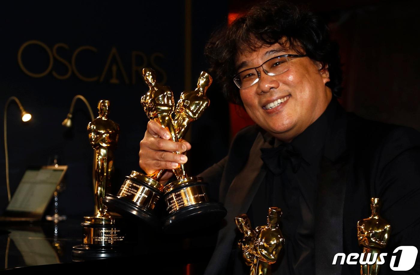 봉준호가 9일 미국 로스앤젤레스에서 열린 제92회 아카데미 시상식에 이어 거버너스 볼에서 오스카상과 포즈를 취하고 있다. ⓒ 로이터=뉴스1 ⓒ News1 윤다혜 기자