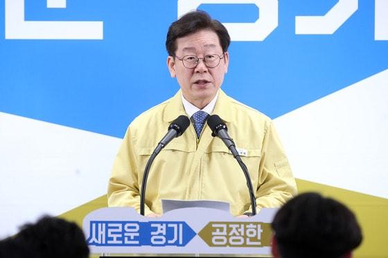 본문 이미지 - 이재명 경기도지사는 11일 재난지원금의 효과가 명백한 만큼 궁극적으로 매달 전국민에게 '기본소득' 지급을 생각할 필요가 있다고 지적했다. 이 지사는 '익명성을 완벽히 보장하겠다'며 이태원, 논현동을 방문했던 이들에게 코로나19 검사를 받을 것을 권했다. 만약 검사를 외면했다가 확진자가 됐을 경우 법적 책임은 물론 엄청난 비용까지 물어내도록 하겠다고 아울러 경고했다. ⓒ 뉴스1
