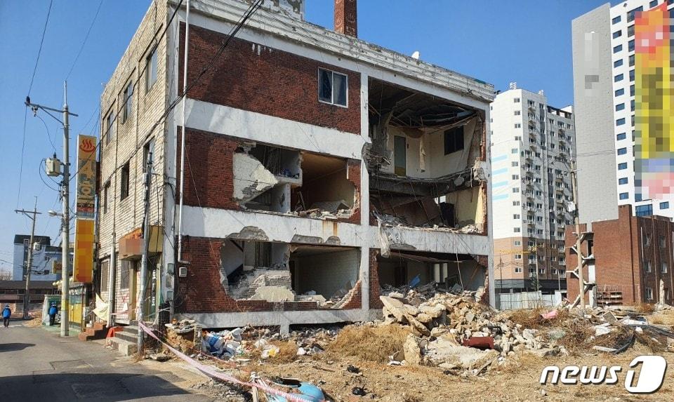 본문 이미지 - 옐로하우스에 남은 마지막 건물.(옐로하우스 이주대책위원회 제공)ⓒ 뉴스1