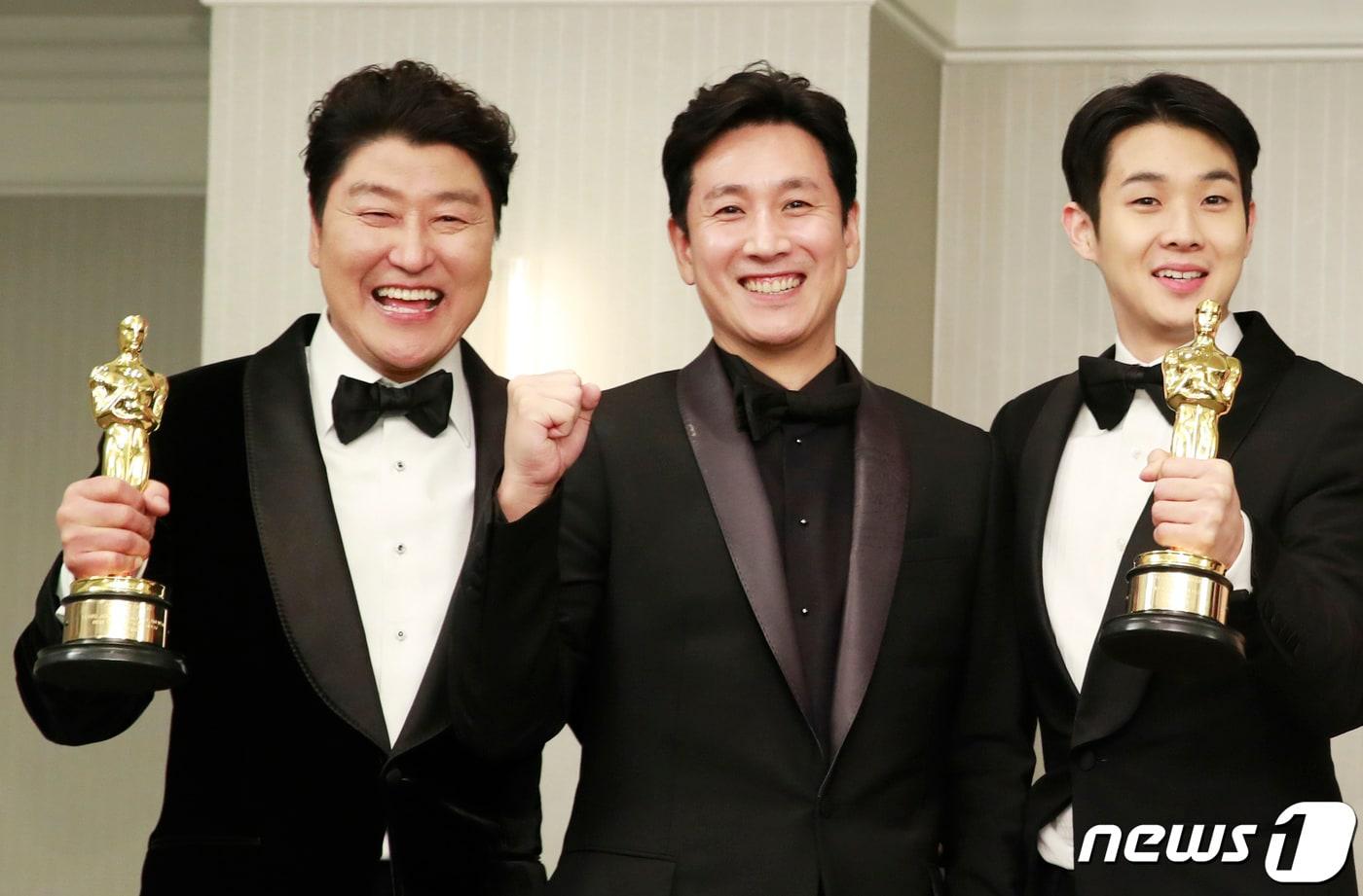 배우 송강호(왼쪽부터), 이선균, 최우식이 9일(현지시간) 오후 미국 로스앤젤레스 더 런던 웨스트 할리우드에서 열린 제92회 아카데미 시상식 영화 ‘기생충’(감독 봉준호) 기자회견에 앞서 포즈를 취하고 있다. 이날 ‘기생충’은 한국 영화 최초로 ‘아카데미 시상식’에서 작품상을 비롯해 감독상, 국제극영화상(구 외국어영화상), 각본상을 수상하며 65년 만에 칸·아카데미 작품상을 동시에 석권하는 쾌거를 이뤘다. 한편 1929년부터 시작돼 오랜 역사를 자랑하는 아카데미 시상식은 일명 '오스카'로도 불리는 미국 최대의 영화 시상식이다. 미국 영화업자와 사회법인 영화예술 아카데미협회(Academy of Motion Picture Arts & Sciences)가 상을 수여한다. 2020.2.10/뉴스1 ⓒ News1 권현진 기자