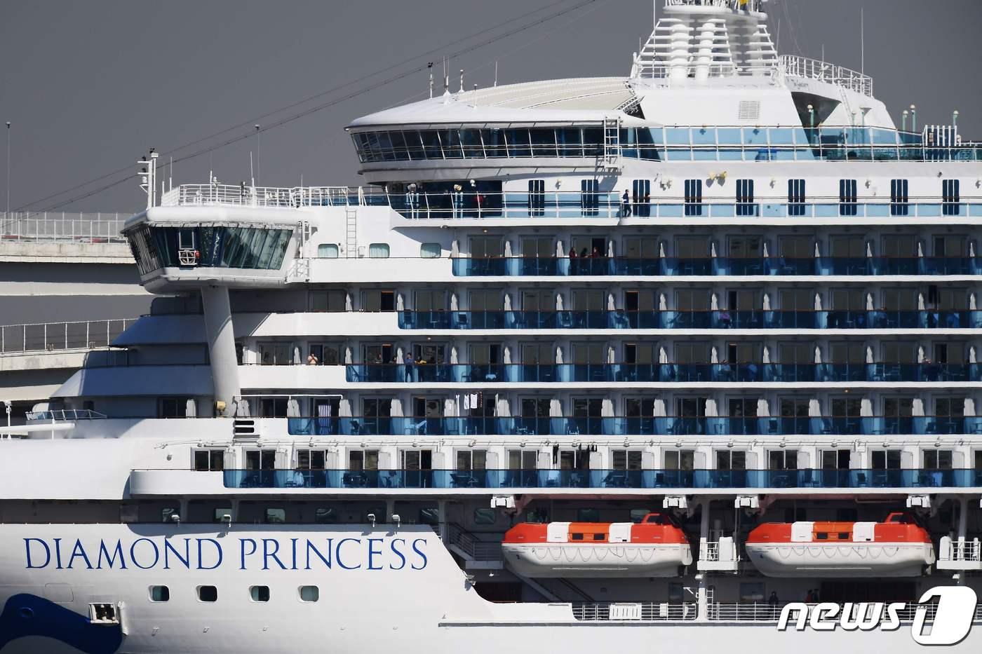 신종 코로나바이러스 감염자가 집단 발생한 다이아몬드 프린세스호가 요코하마항에 정박해 있다. ⓒ AFP=뉴스1 ⓒ News1 