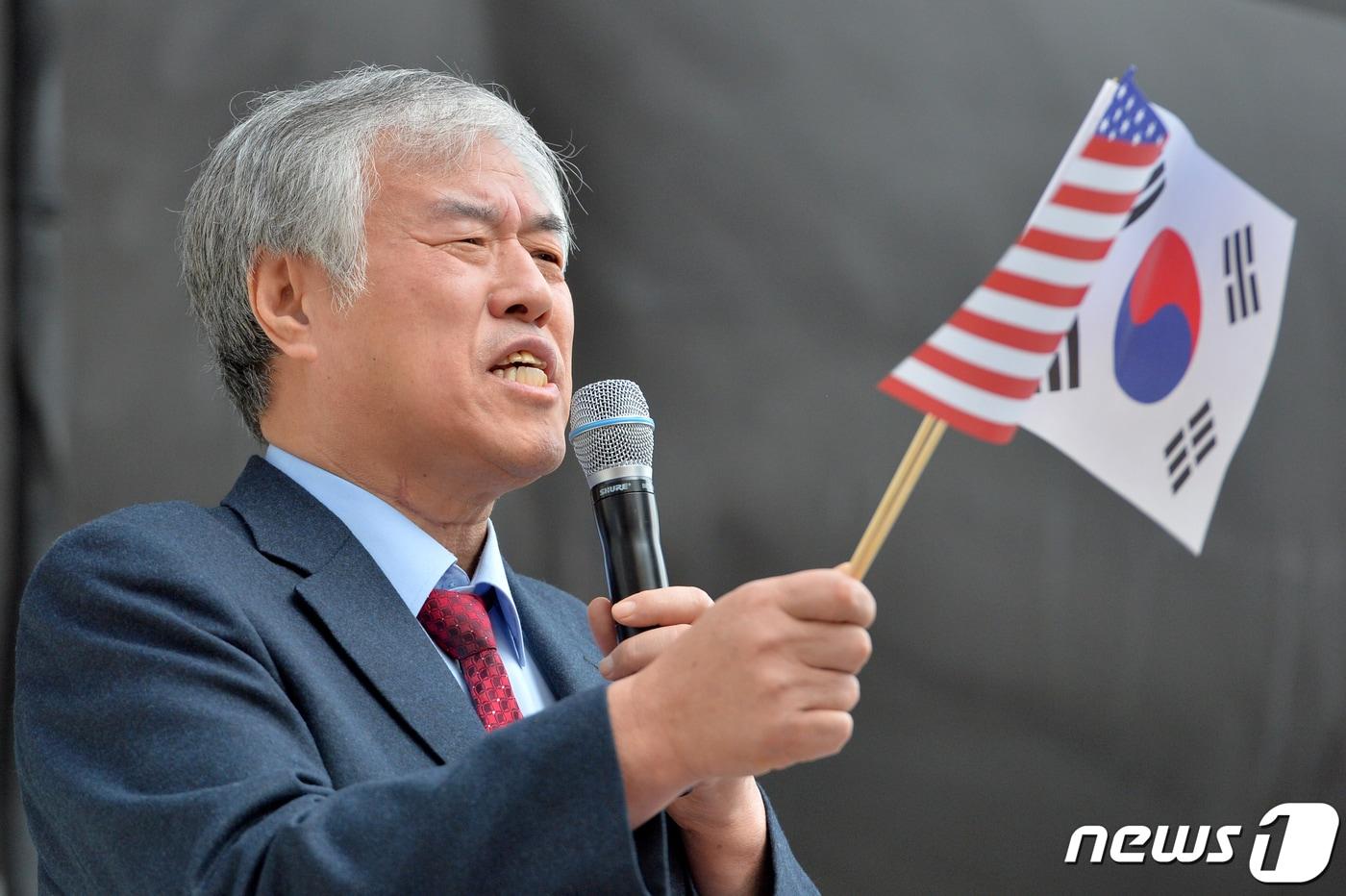 전광훈 목사가 경북 포항시 북구 중앙상가에서 열린 '포항애국집회'에서 발언하고 있다. 2020.2.11/뉴스1 ⓒ News1 최창호 기자