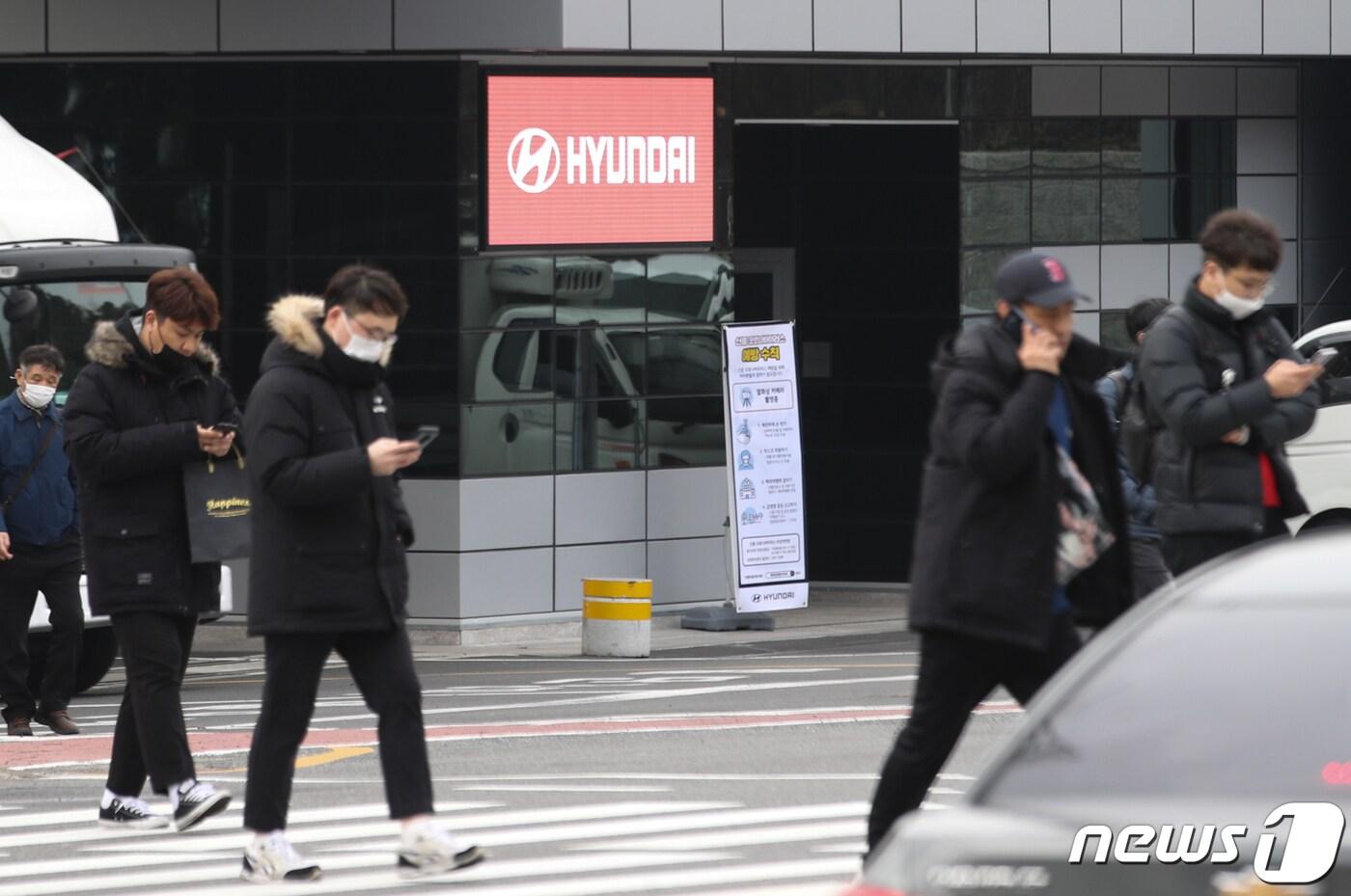 11일 오후 울산시 북구 현대자동차 울산공장 2공장문으로 오전 출근조 근로자들이 퇴근하고 있다. 2020.2.11/뉴스1 ⓒ News1 윤일지 기자