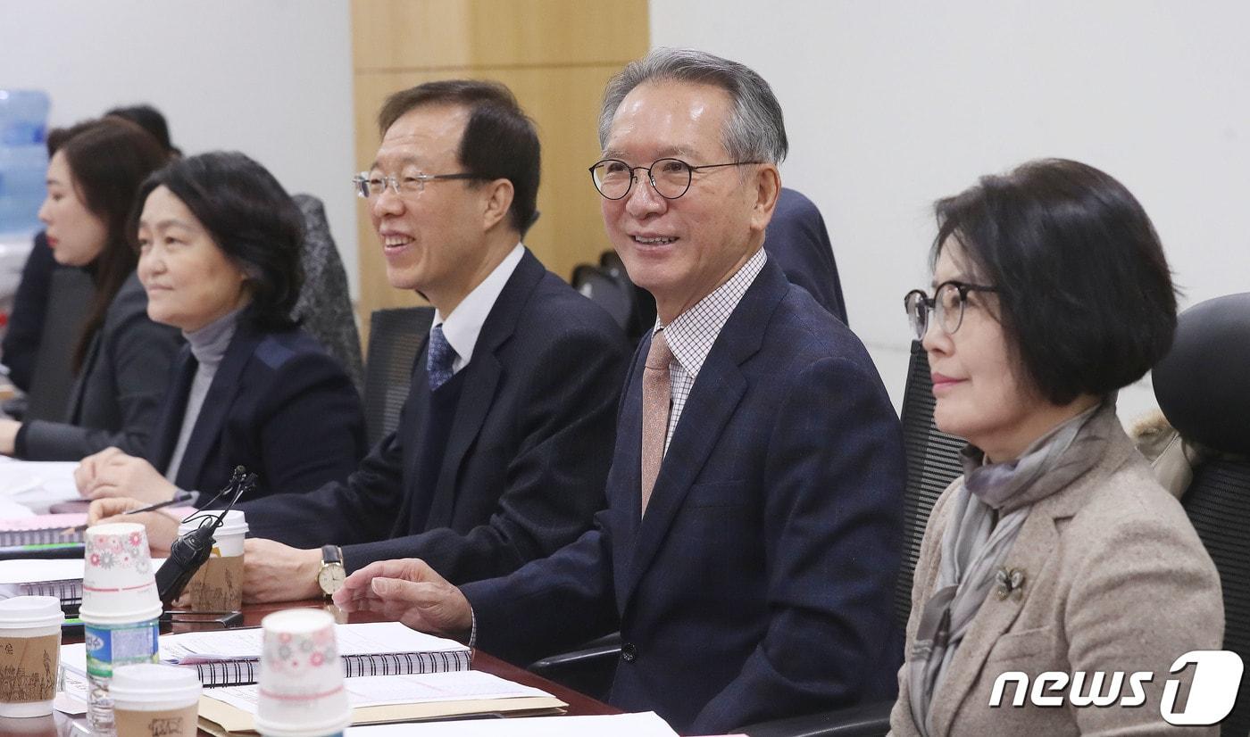 본문 이미지 - 김형오 위원장이 12일 오전 서울 여의도 국회 의원회관에서 열린 자유한국당 공천관리위원회 회의에서 모두발언을 하고 있다. 2020.2.12/뉴스1 ⓒ News1 임세영 기자