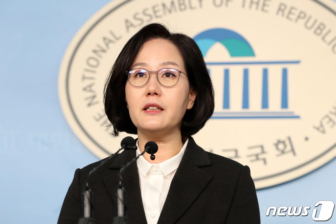 본문 이미지 - 김현아 자유한국당 의원이 12일 서울 여의도 국회 정론관에서 일산 서구(고양시 정) 국회의원 선거 출마 기자회견을 하고 있다. 2020.2.12/뉴스1 ⓒ News1 이승배 기자