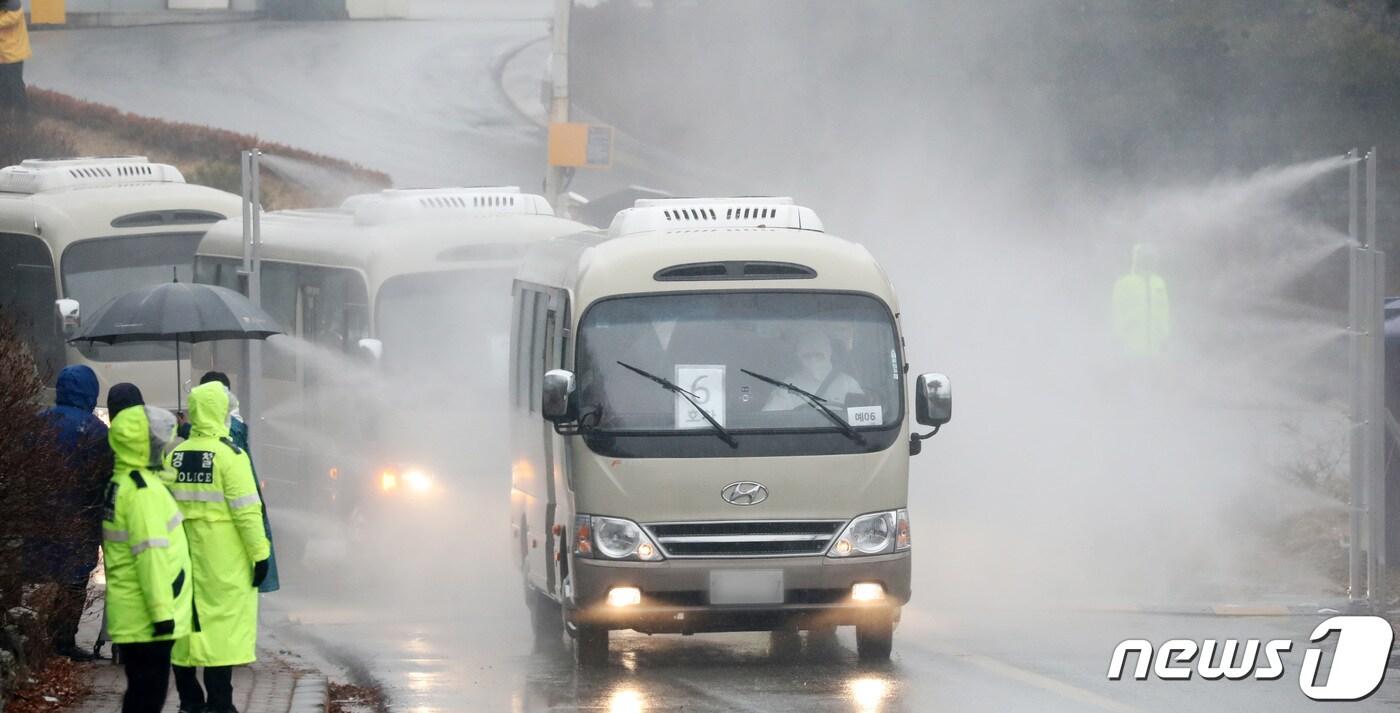 12일 오전 경기도 이천시 합동군사대학교 국방어학원에 신종 코로나바이러스(코비드·COVID-19) 발원지인 중국 후베이성 우한시에 남아있던 교민들이 탑승한 버스가 들어가고 있다. 2020.2.12/뉴스2 ⓒ News1 조태형 기자