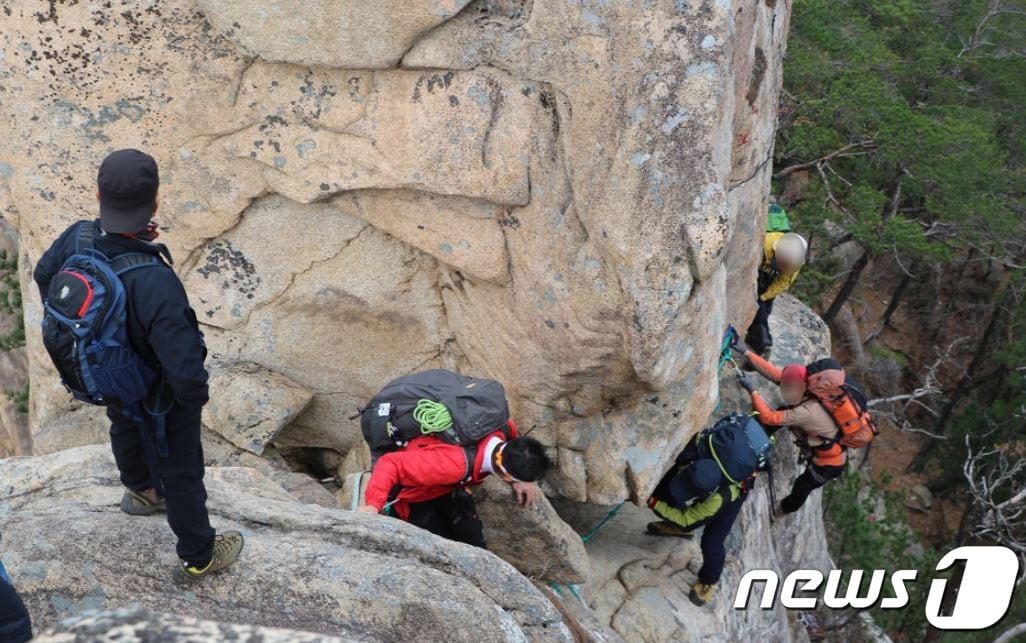 본문 이미지 -  설악산에서 출입금지 구간으로 지정된 용아장성을 등반할 시 과태료를 높게 부과해야한다는 주장이 제기됐다. 설악산 용아장성 오르는 탐방객(블로그 캡처) ⓒ News1 고재교 기자