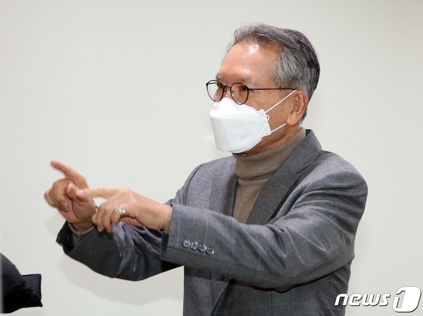 본문 이미지 - 김형오 자유한국당 공천관리위원회 위원장이 13일 오전 서울 여의도 국회 의원회관에서 열린 공천위 회의에 참석해 시작 전 관계자와 대화를 나누고 있다. 2020.2.13/뉴스1 ⓒ News1 박세연 기자