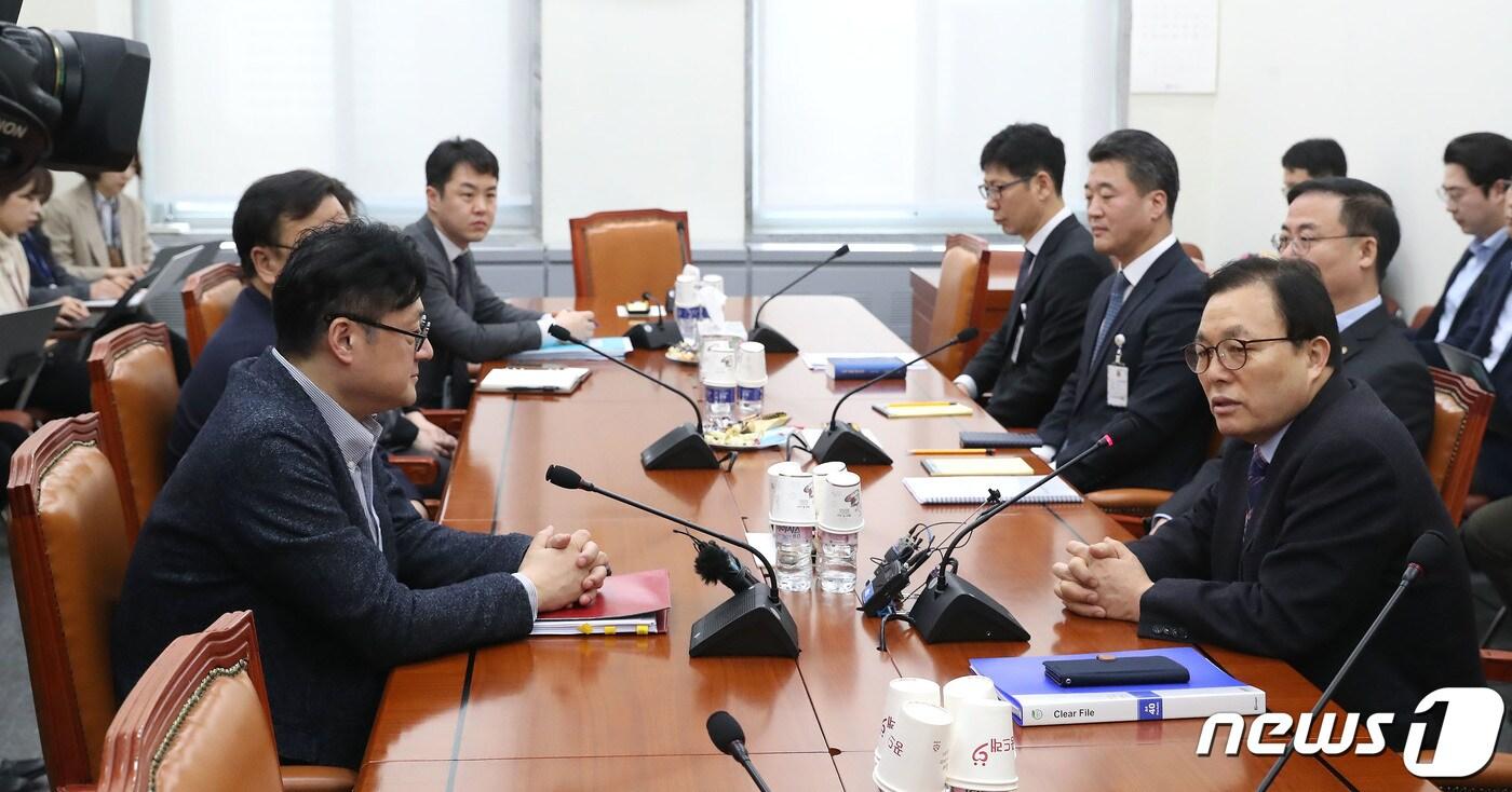 본문 이미지 - 홍익표 더불어민주당 행정안전위원회 간사와 이채익 자유한국당 간사가 13일 오전 서울 여의도 국회에서 중앙선거관리위원회 관계자들과 회동을 갖고 제21대 국회의원선거 선거구 획정과 관련해 논의하고 있다. 2020.2.13/뉴스1 ⓒ News1 임세영 기자