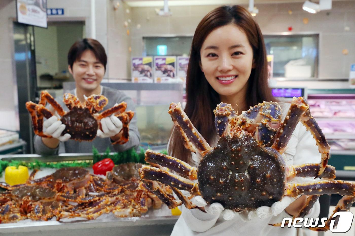 이마트 용삼점 수산 매장에서 모델들이 킹크랩을 선보이고 있다. 2020.2.13/뉴스1 ⓒ News1 민경석 기자